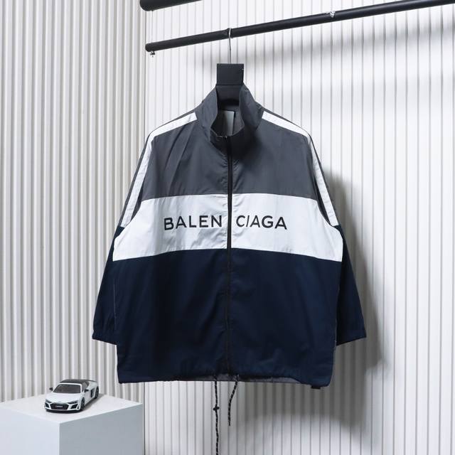 Balenciaga 巴黎世家经典拼色皮肤衣 采用环保酸性染料，保证布料色牢度以及胚布上色饱满度，很有质感不会松垮，定制拉头 拉链，双头拉链开襟，定制拉链锁扣，