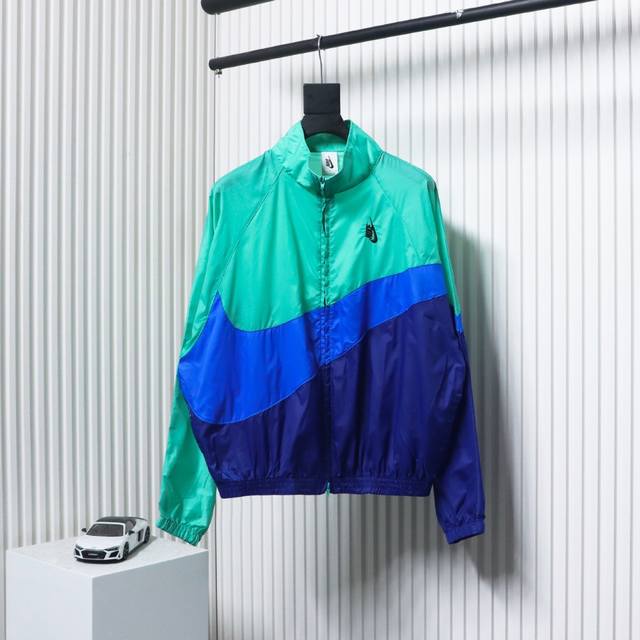 NikeLab Collection Swoosh大勾 冠希同款 大LOGO 皮肤衣夹克 春节期间1600购回原版 现在正品已经涨到2300了 一比一复刻 大