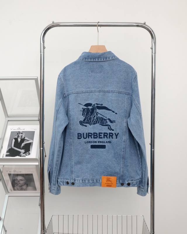 正确版本 顶级复刻 巴宝莉Burberry& Supreme 22SS联名刺绣牛仔外套！ 重磅发布水洗丹宁刺绣牛仔外套 ！ 采用13盎司靛蓝斜纹牛仔布、再配合后