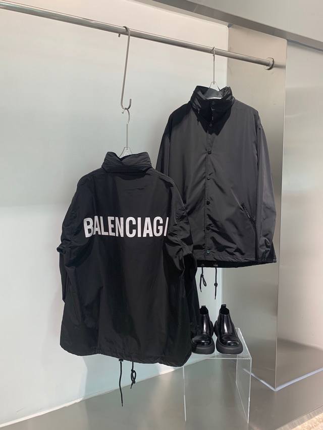 Balenciaga巴黎世家限定款冲锋衣外套 高端定制！ 21新品 定制专柜原版面料，手感柔软细腻，上身超级舒适，后背环保原浆3m反光印花，高端品质，做工精湛，