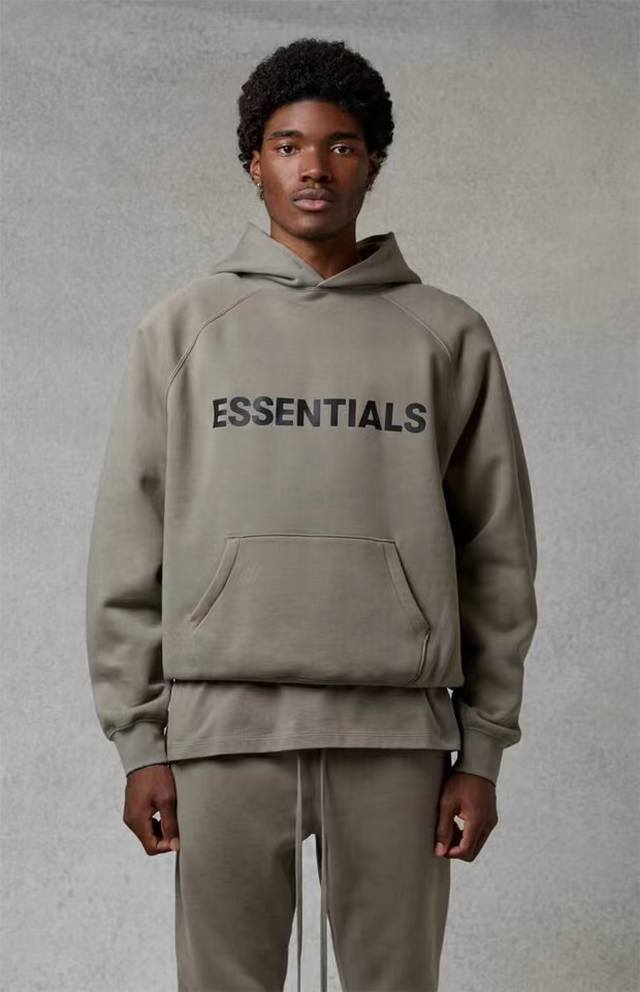 上新！ “ 完美复刻FEAR OF GOD 复线 ESSENTIALS 新款胸前压胶字母插肩袖连帽卫衣” 颜色： 黑色 白色 杏色 炭灰 驼色 抹茶绿 燕麦灰