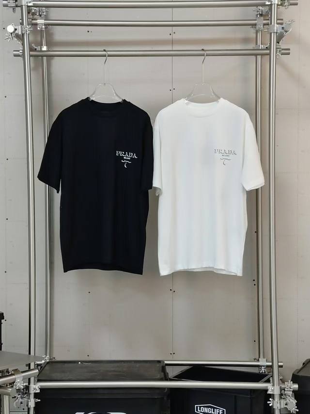 热门款 Prada 24ss 最新款 普拉达 Logo字母浮雕3D印花短袖T恤 今年的热门款式，一改P家简约风格！！今天带来浮雕立体3D印花标识！！面料定制采用