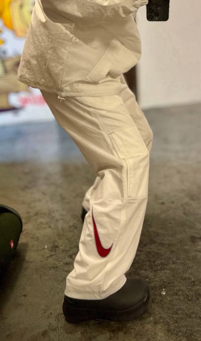 裤子 Supreme x Nike 联名款SS24 logo宽松半拉链套头夹克外套 男女宽松廓版套装 实物质感非常不错 内里网布设计 上身宽松高街范儿 任何身材