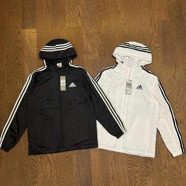 ADIDAS 阿迪达斯经典三道杠薄款连帽夹克外套防晒服 Color：黑色 白色 Size：M L XL XXL Number：242303 薄款皮肤衣夹克，重磅