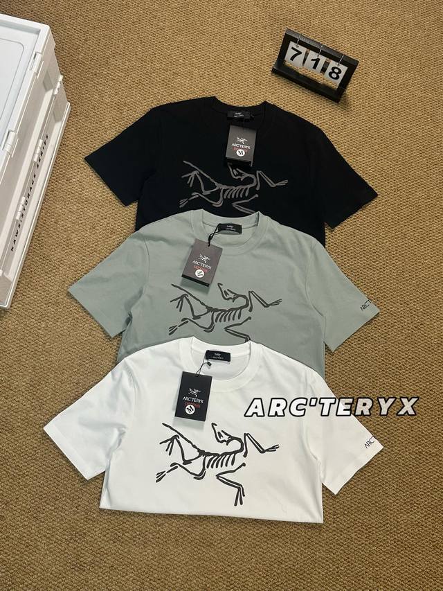 上新上新 ARC'TERYX 始祖鸟 夏季新款胸前大鸟logo印花短袖T恤 颜色：黑色 白色 绿色 尺码：M-3XL 热度款tee！潮男潮女必备单品！可随意穿搭