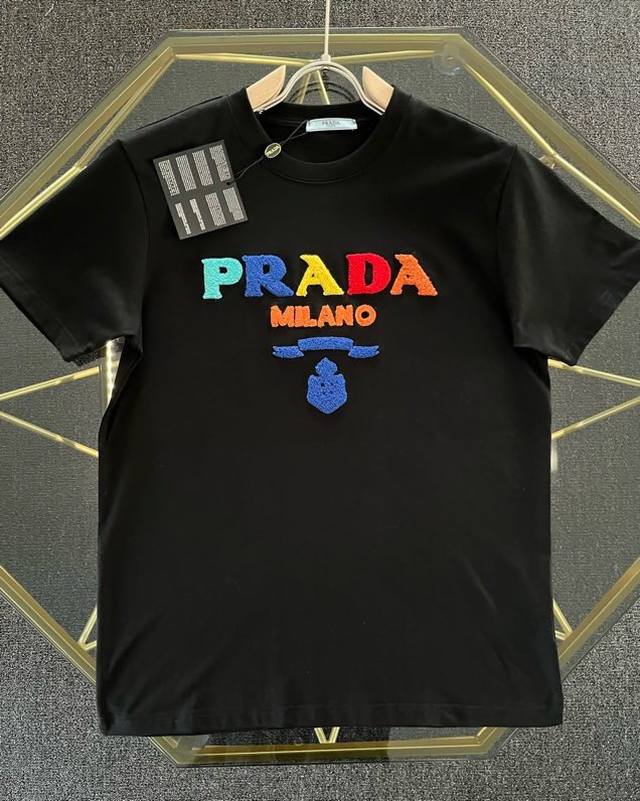 高品质 PRADA 普拉达彩色牙刷绣T桖，24SS夏季新品，采用230克平纹双纱全棉面料，经磨毛处理，柔软亲肤，五色马卡龙色刺绣醒目可爱，给人眼前一亮的感觉，做