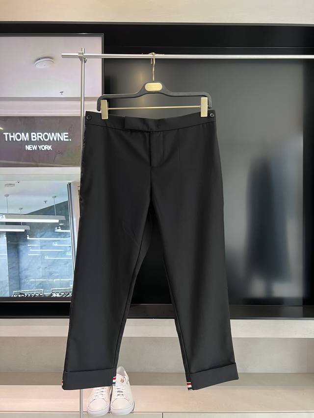 TB四季九分裤裤脚织带西裤上新 THOM BROWNE 汤姆布朗 .TB九分西裤裤脚织带款经典常青款 面料采用：羊毛混纺材质 高定面料品质保证 自家车间流水线生