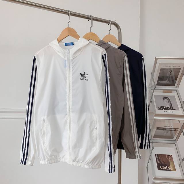 ADIDAS 阿迪达斯三叶草夏季新款专柜轻薄防晒连帽皮肤衣同步上新！ 1:1专柜同款混织面料 手感柔软顺滑 干爽亲肤！无感上身 拒绝炎热和晒黑 经典三杠设计 简