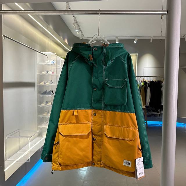 绿色拼接 TheNorthFace 北面户外防水透气硬壳夹克 尺码：XS XXL 颜色：米色拼接 绿色拼接 黑色拼接 剁手也要买的北面明线工装夹克 所谓明线指的