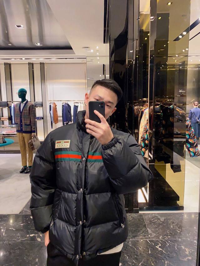 专柜级 区别市面通货 GUCCI 古驰官方限定徽标织带羽绒服 超级百搭 “灭世版本” 香港专柜购入zp操作，这是一款超复杂工艺的羽绒服，堪称冬季里的避风港，在原