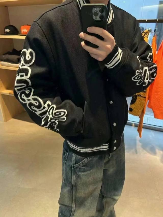 高品质 面料新升级 Stussy新款24SS VARSITY JACKET 双袖植绒贴布刺绣棒球服 男女同款 2024春夏 高热单品双袖经典的字母贴花设计 简约