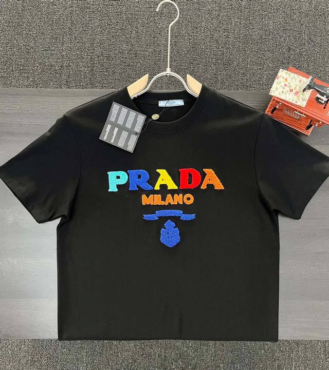 高品质 PRADA 普拉达彩色牙刷绣T桖，24SS夏季新品，采用230克平纹双纱全棉面料，柔软亲肤，五色马卡龙色刺绣醒目可爱，给人眼前一亮的感觉，做工精细上档次