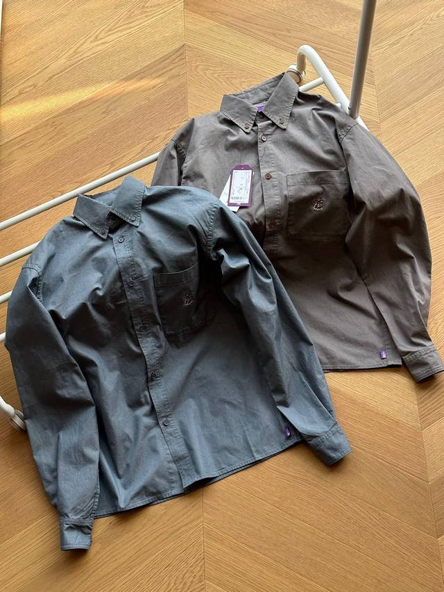 THE NORTH FACE 紫标 ES Button0Down Shirt刺绣长袖衬衫 灰色 蓝色 S~xl 定织有机棉混纺的双面斜纹材质 整体款式在80年代