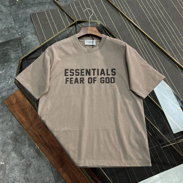 上新 Fear of God FOG Essential 复线经典款胸前植绒字母logo短袖T恤！ 颜色:黑色、白色、灰褐色、水泥灰、杏色 尺码：S，M，L，X