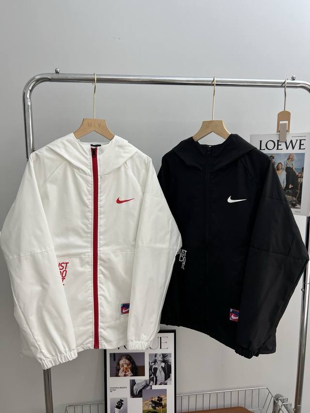 新款上新 Nike 耐克2024春季新年款CNY防风运动服连帽夹克 NK24年线上线下主推限定款，专柜在售款 谁能拒绝爱国色的外套呢 得网售价 户外骑行旅游都是