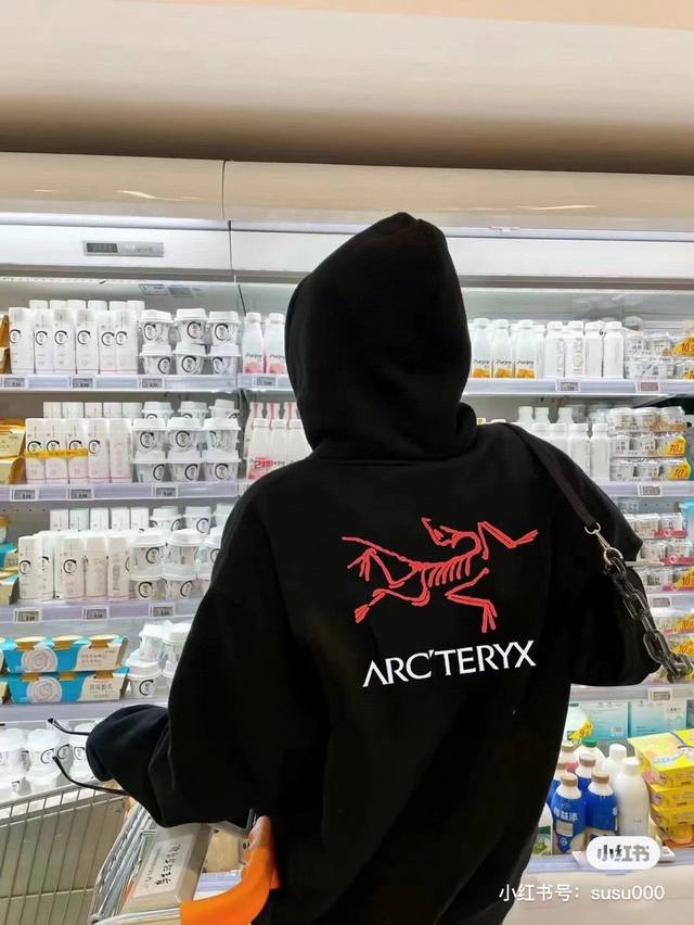 上新上新 ARCTERYX 始祖鸟经典基础款后背大logo情侣款连帽卫衣，上身帅气百搭不挑人，休闲运动均可驾驭，经典永不过时绝佳初秋出行穿搭必备单品 初秋一定闭