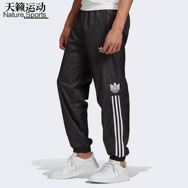 上新：上新！！！ Adidas 阿迪达斯三叶草情侣休闲运动长裤 经典侧三条杠情侣长裤 整个版型设计依然延续了经典款式，有一点小改动，阿迪达斯经典三条杠，3M万针