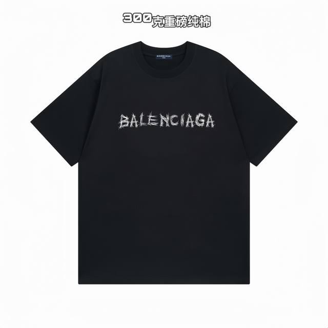 巴黎世家BALENCIAGA 荆棘字母印花短袖百搭T恤短袖情侣款 面料：重磅双纱300G纯棉新疆长绒棉越洗越有质感穿上去不松垮不起球不掉色。 克重：绝对用料实打