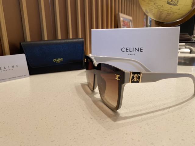 上新上新！ 配专柜包装盒！CELINE 塞琳太阳镜墨镜，赛琳凯旋门标情侣款墨镜，顶级品质，随意比对，区别市面低端版本，附赠赛琳斜挎眼镜包，墨镜实物质感超级好，镜