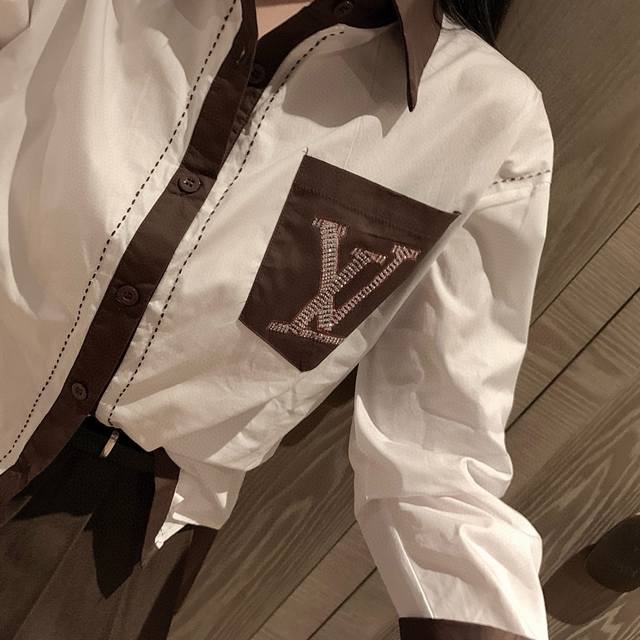 Louis Vuitton LV 驴家前后字母印花烫钻撞色拼接翻领长袖衬衫 款号：24670608335 颜色：黑色 白色 尺码：SML S码80-95斤 M码