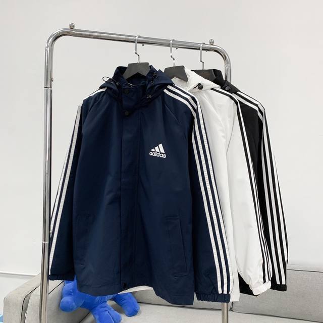 拿货 Adidas阿迪达斯专柜同款发售经典三杠小logo印花连帽外套最优品质 爆炸上新！ 出街回头率超高的的连帽外套！三杠的设计搭配上左胸的小logo设计，既经