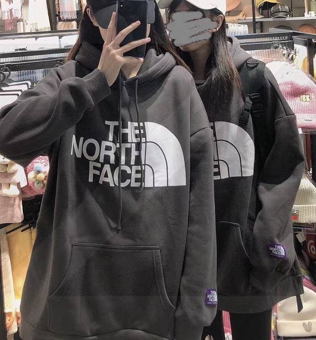 The North Face 北面碳灰色经典基础款情侣款连帽卫衣，男女同款绝佳初秋穿搭必备单品 ，经典百搭永不过时 情侣可搭 采用纯棉定制深灰面料，手感细腻柔软