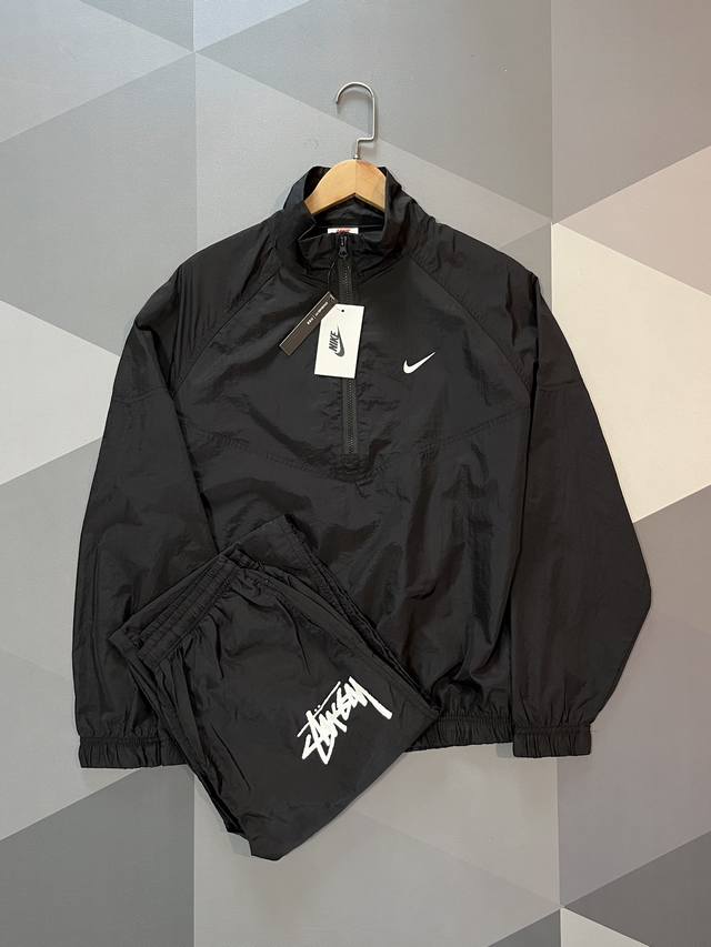 Nike×Stussy 斯图西&耐克联名半拉链外套，兼具运动视感和休闲风，上身酷帅酷帅的。 面料是梭织的，含尼龙材质的成分，使得纹理能够获得理想的微皱感，加上半