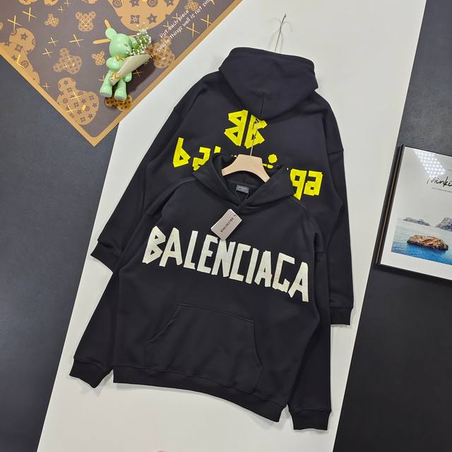 上新上新 Balenciaga 巴黎世家24ss新款胶带字母标语做旧印花宽松百搭连帽卫衣，官网代购爆款推荐全网爆火 宽松版型，男女同款 搭配情侣闺密出行 采用纯