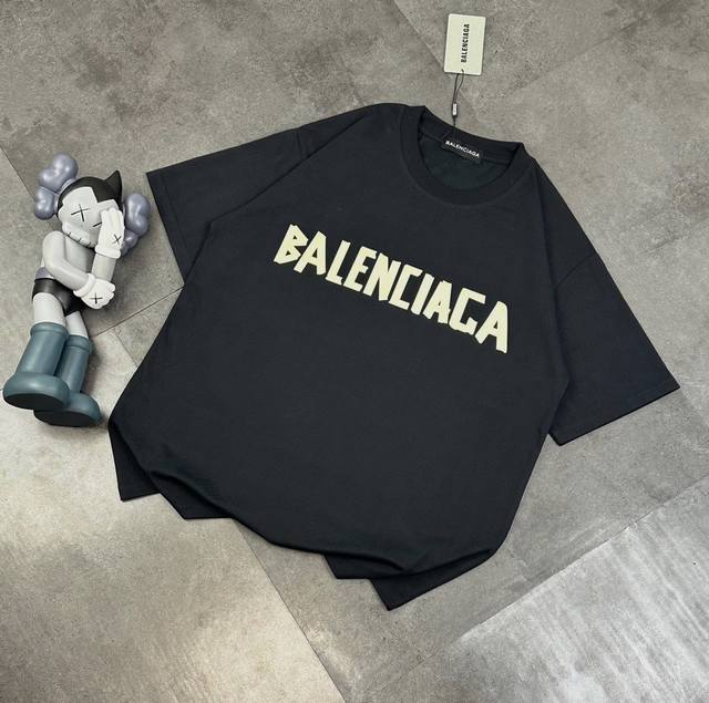 潮牌巴黎世家Balenciaga 24ss双B印手绘泥巴做旧印花短袖 面料采用260g巴黎专用双纱*高克重十字双纱罗纹 成衣前后幅采用手绘印花+泥染泥巴吊染印花