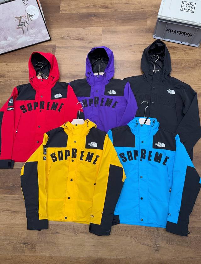 THENORTHFACE&SUPREME 北面SUP联名款冲锋衣，代工厂内部少量流出，细节随音意对比，秒杀一切版本 ！面料原厂Gore_tex防风防水面料，极强