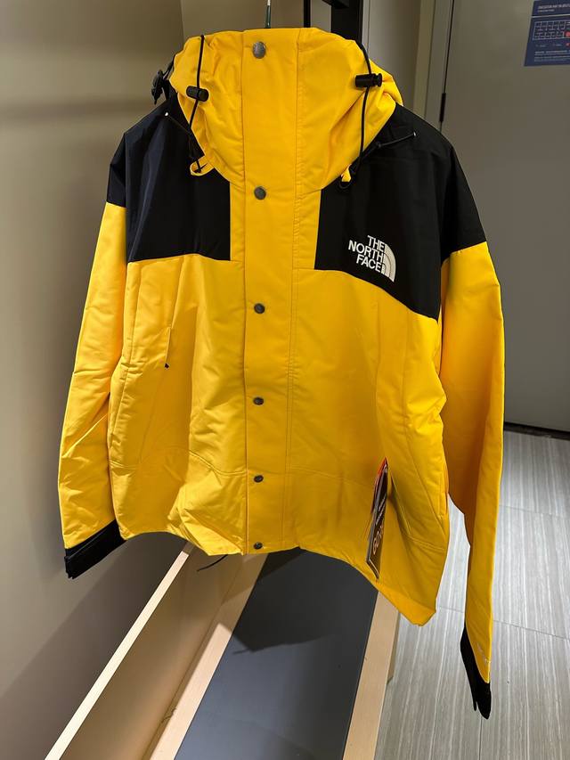 匠心复刻，压胶工艺，随意对比 90冲锋衣 黄色 THE north face 北面tnf 美版经典1990户外冲锋衣 tnf的户外装备一直是神一般的存在 万年经