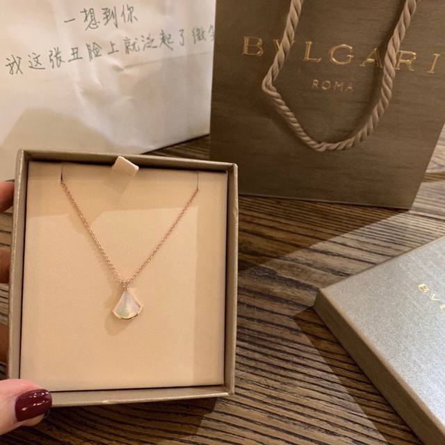 BVLGARI 宝格丽 贝母项链 配全套包装 颜色：玫瑰金.超级显气质 夏天一定要带戴项链宝格丽扇子项链 所诠释的内涵不仅是女性的独立 自信更多的是彰显 独立女