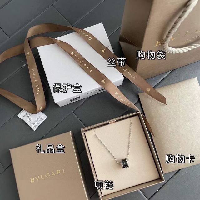 BVLGARI 宝格丽慈善款小红人项链 配全套包装 保色度极高 完全不用担心褪色，刻字非常的清楚 1:1版本 小红人项链经典款式 真正做到了经久不衰！ 独特纯粹