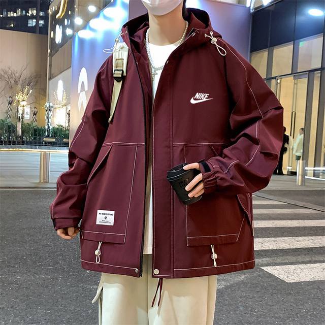 上新 NIKE 耐克海外限定连帽户外登山服冲锋衣夹克外套，男女同款 户外登山外套，最新科技面料，轻薄而耐磨，防风防水且透气，适合多种活动穿着，经典印花logo，