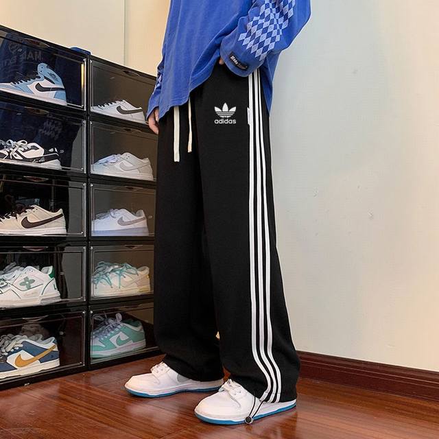 上新 ADIDAS 阿迪达斯三叶草卫裤海外专柜款三条杠休闲裤，男女同款，小红书 INS 抖音爆款，五色齐发，超人气单品，经典logo，版型好看，上身有型，修饰完