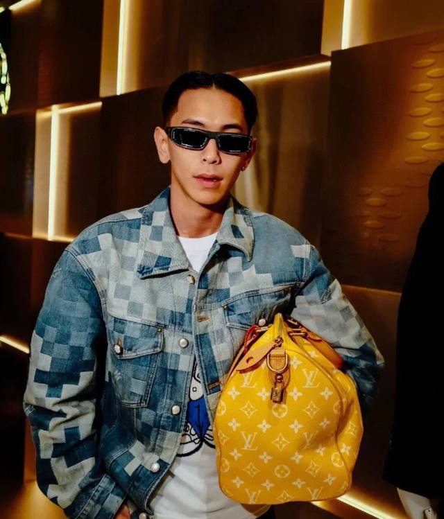 LOUIS VUITTON 路易威登 菲董联名马赛克棋盘格牛仔外套 轻奢主义 正确版本 原版一致 定制斜纹全棉牛仔面料，定织渐变马赛克格子面料，牛仔上字母提花一