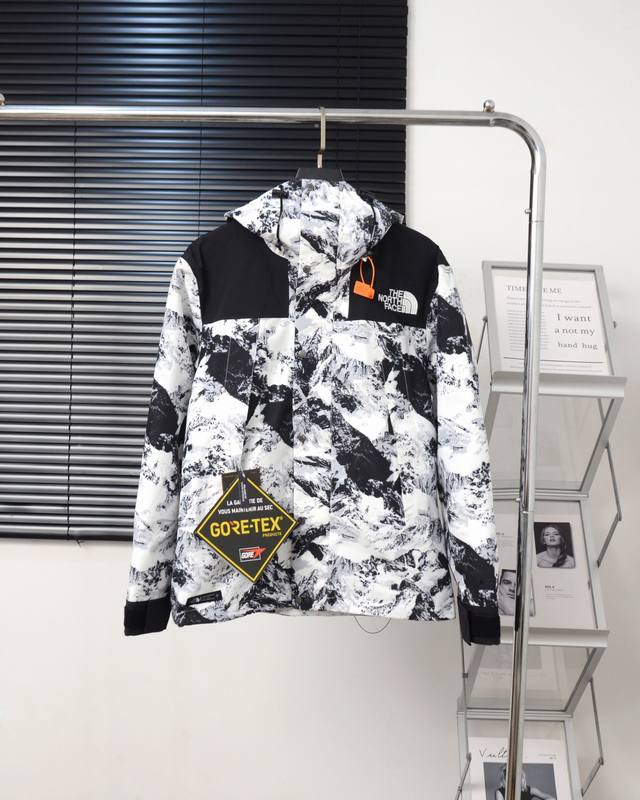 The North face 北面1990户外雪山迷彩防水冲锋衣 所有辅料原厂，面料做工升级: 1面料:采用防水为国际iso标准90 iso4 级别达到荷叶水珠