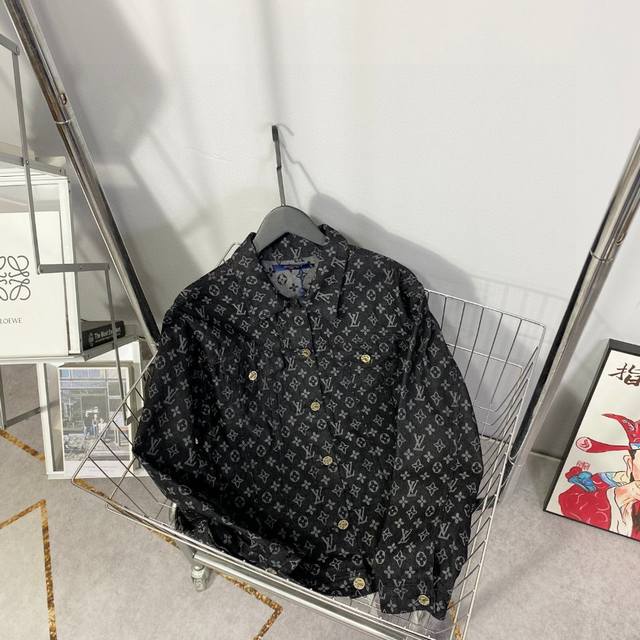 路易威登 Louis Vuitton 尾灯人像红刺绣老花满印字母提花牛仔外套 情侣款LV重工水洗牛仔衣夹克 重磅来袭，最为值得关注的爆款系列，全员粉丝必入的潮物