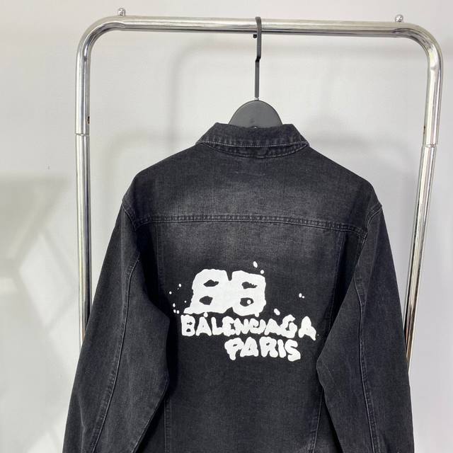 Balenciaga巴黎世家最新款街头风后背手工绘画涂鸦双B情侣款高品质牛仔外套夹克 巴黎世家牛仔衣件件经典，手绘双B牛仔外套酷得有点过分了，牛仔界的顶级天花板