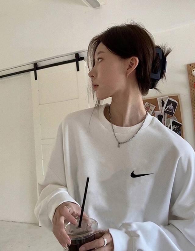 Nike 耐克经典印花情侣款圆领卫衣 主推款，长期有货 版型宽松，最大穿至190斤 -选用优质面料，质地柔软舒适 -胸口采用黑白胶印印花工艺，进口机器完美不脱落