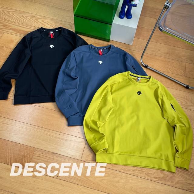 秋款上新DESCENTE 迪桑特秋季新款圆领长袖打底衫 注意专柜1:1原版品质 打底衫 很有高级质感的单品，3D立体LOGO，胳膊处便携口袋，上身真的帅！强烈推