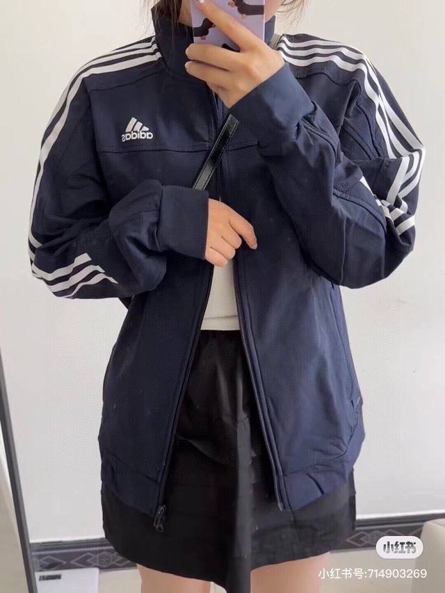 顶级版本 ADIDAS立领夹克外套 Adidas阿迪达斯QQ糖同款立领亚洲版立领三条杠夹克外套 经典款 男女同款！ 专柜定色定染 同款藏蓝色面料，同款提花记忆面