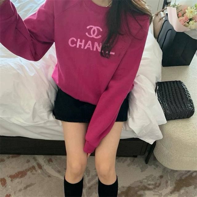 Chanel香奈儿小香重工牙刷绣logo玫红圆领卫衣 火龙果色简直是乱杀橄榄皮女孩最爱 不荧光～炒鸡正的火龙果 显白不会出错 重工小香牙刷绣有品味♀高级感在线！