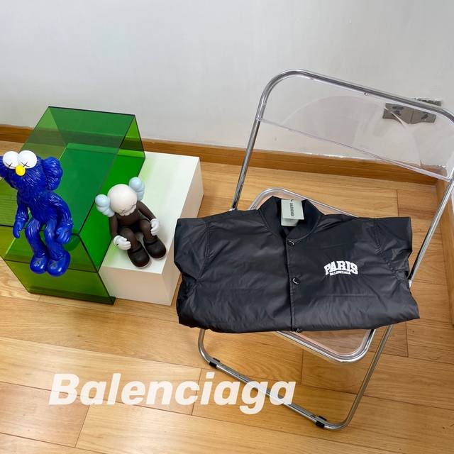 2024baLenciaga巴黎世家刺绣夹克外套 春秋天最合适的外套 赶快下手 真的太好看了 怎么穿都有型 整体设计简约大气 胸口几个简单的字母Logo后背万针