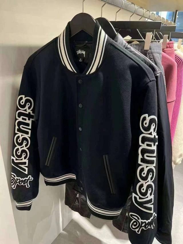 Stussy新款24SS VARSITY JACKET 双袖植绒贴布刺绣棒球服 男女同款 2024春夏 高热单品双袖经典的字母贴花设计 简约却有着很好的分辨率！