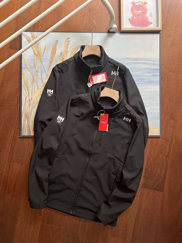 HELLY HANSEN HH男女情侣款秋冬抓绒保暖软壳外套 货号:HC3WCKT91M 面料是原单面料 质感特别棒 具备 防风 防水 防撕裂 特性 设计亮点