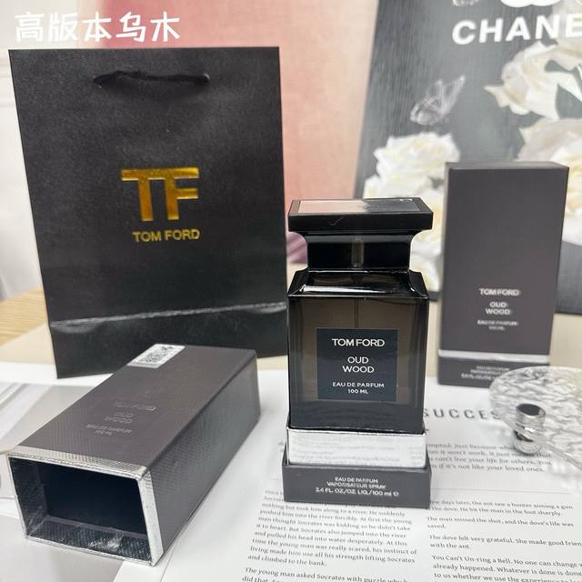 高版本TF乌木香水100ML 配手提袋 扫码标 TF 乌木沉香 100ml 行走的荷尔蒙 浓厚的木质香调 最直观的感受到那种身着黑色大衣的古老绅士的沉稳安静气质