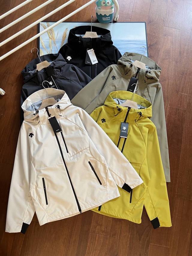 DESCENTE迪桑特五色户外三防冲锋衣防风防水徒步登山服 面料具备荷叶式拒水效应 滴水自凝成珠滑落 布面不易沾湿 防泼水技术处理兼具防风高帽领 泼材料 防水面