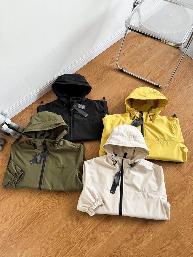 Stone Island 石头岛 24新款 防水防风透气连帽外套冲锋衣夹克 辅料 大面积刺绣工艺，采用日本进口机器进行作业，字母图案清晰立体有质感 ！ 面料 独