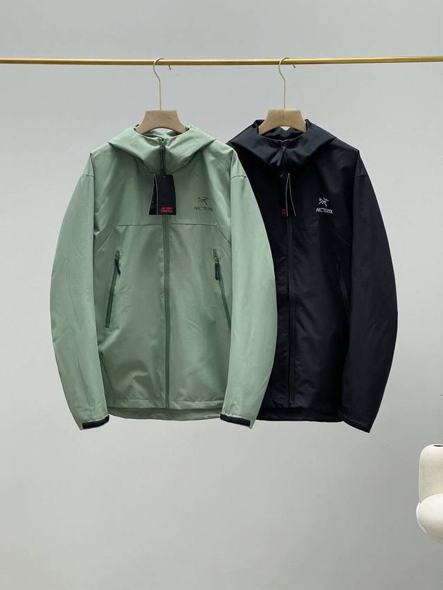 ARC’TERYX 始祖鸟 24年秋季风衣外套夹克情侣款 这款风衣外套设计简洁而通用，可提供高山环境所需的性能，轻薄而耐磨，防风、防水且透气，适合多种活动穿着。